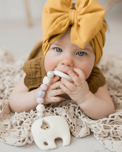 vauva pureskelee purulelua